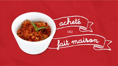 Un petit bol contenant de la tapenade de tomates séchées au soleil sur un fond rouge, avec les mots "acheté" et "fait maison"